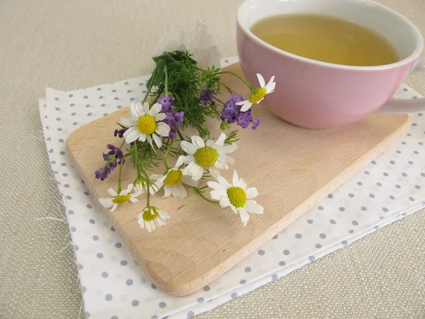 Chá de ervas com camomila e lavanda — Fotografia de Stock
