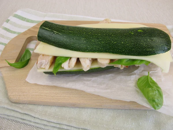 Roti lapis sayuran rendah tanpa roti dengan zucchini, keju dan ayam — Stok Foto