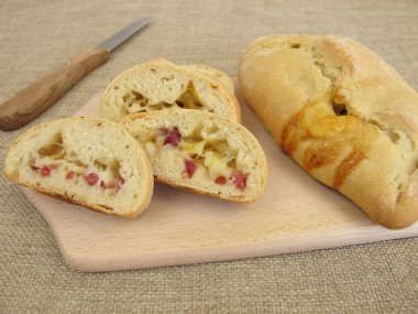 Pizza peyniri ve jambon ile rulo