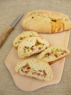 Pizza peyniri ve jambon ile rulo