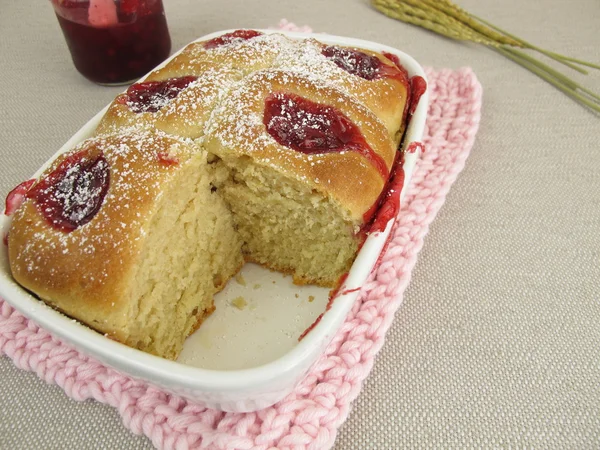 Süße Brötchen mit Preiselbeermarmelade — Stockfoto