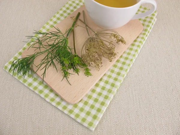 Taza de té de hierbas con eneldo — Foto de Stock