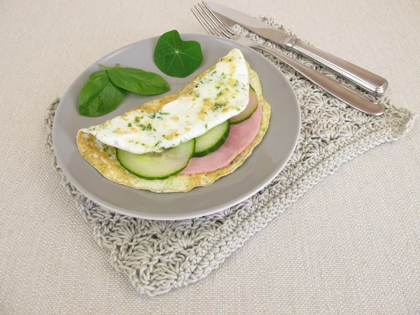 Low carb egg white omelet with ham and cucumber — Stock Photo, Image