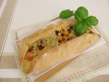 Domates, nohut ve peynir ile doldurulmuş pide