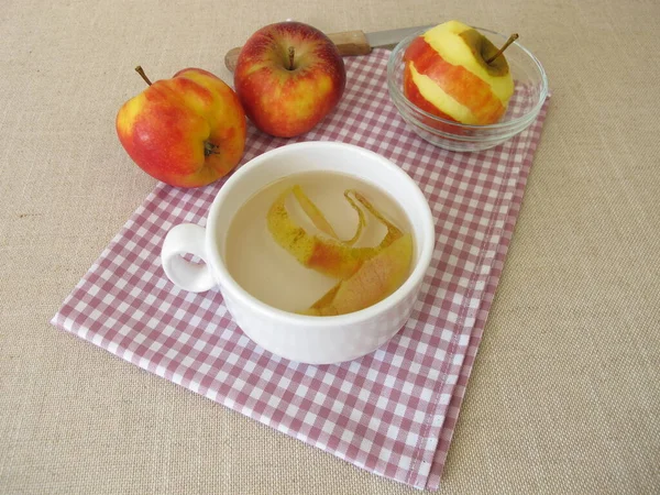 苹果皮茶 用苹果皮酿制的茶 — 图库照片