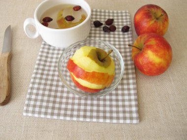 Elma kabuğu çayı ve kurumuş gül kalçası.