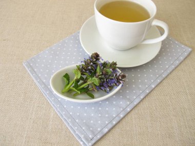 Borazanlı bir fincan bitki çayı.