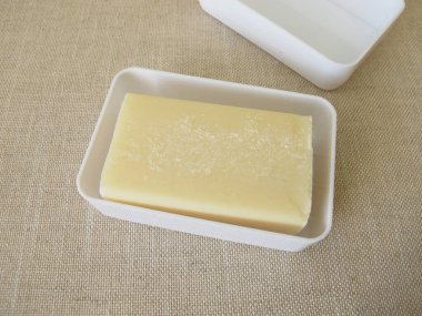 Sabun kabındaki doğal sebze yağından yapılmış vejetaryen sabunu.