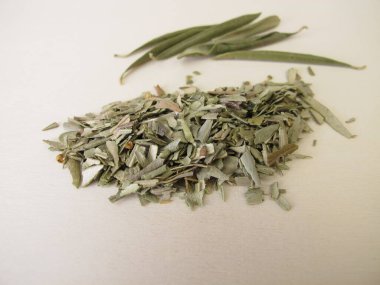 Zeytin yaprağı çayı için zeytin ağacından kurumuş ve doğranmış yapraklar.