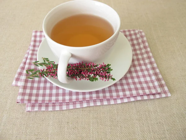 Una Taza Brezo Brotes Flores Calluna Vulgaris — Foto de Stock