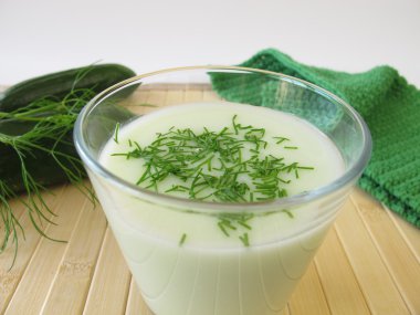 Dereotlu salatalık lassi.