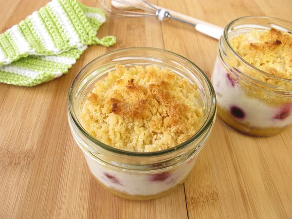 Beerenkuchen im Glas — Stockfoto