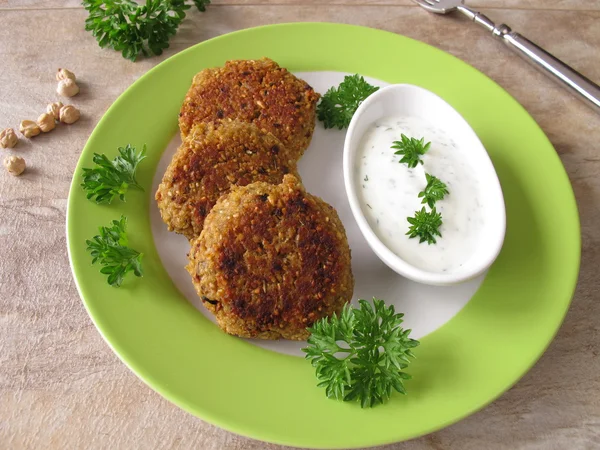 Falafel-Burger mit Kräuterjoghurt — Stockfoto