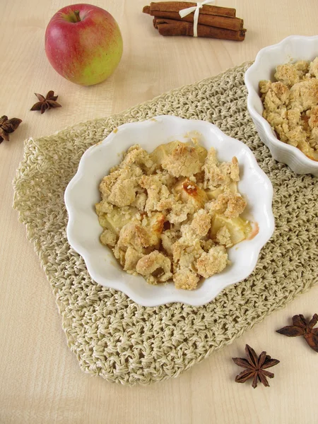 Crumble van Apple met kaneel en steranijs — Stockfoto