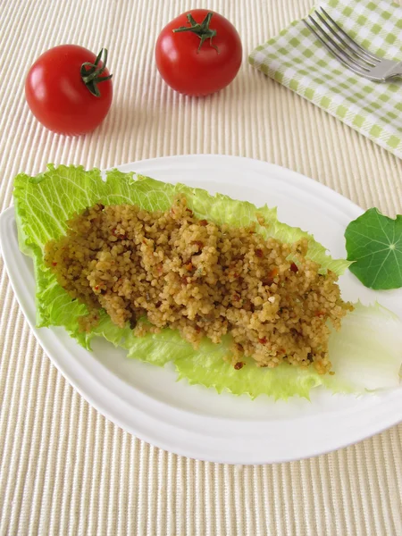 Couscous en una hoja de lechuga —  Fotos de Stock