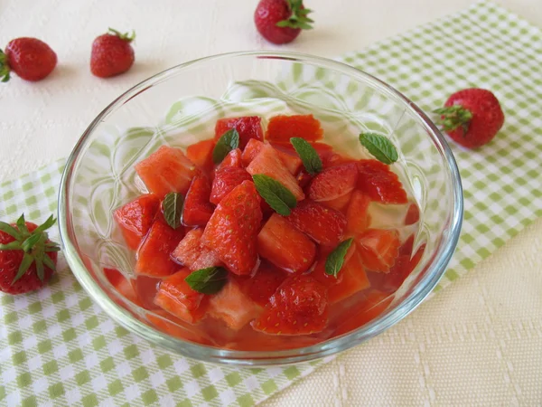 Punch bowl με φράουλες και φρέσκο δυόσμο — Φωτογραφία Αρχείου