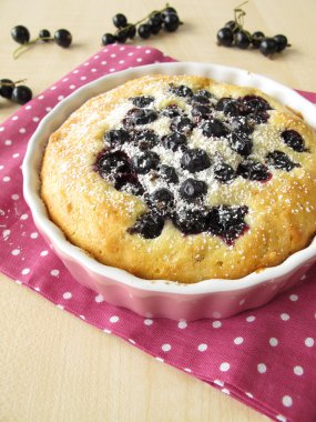 siyah kuş üzümü ve pudra şekeri ile küçük kek