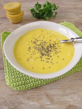Chia tohum ile Mısır krem çorbası