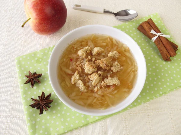 Apfelsuppe mit Zimt, Sternanis und Krumen-Topping — Stockfoto