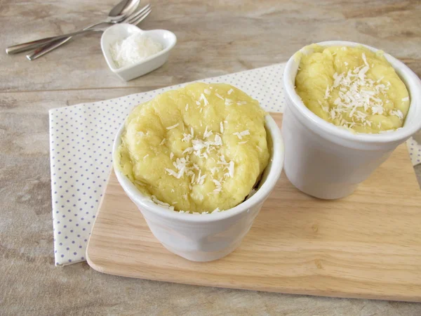 Bolo de caneca de microondas com iogurte e coco — Fotografia de Stock