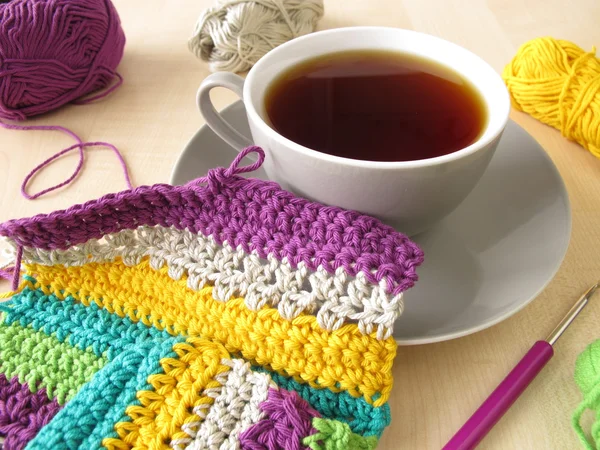 Lavoro all'uncinetto e una tazza di caffè — Foto Stock