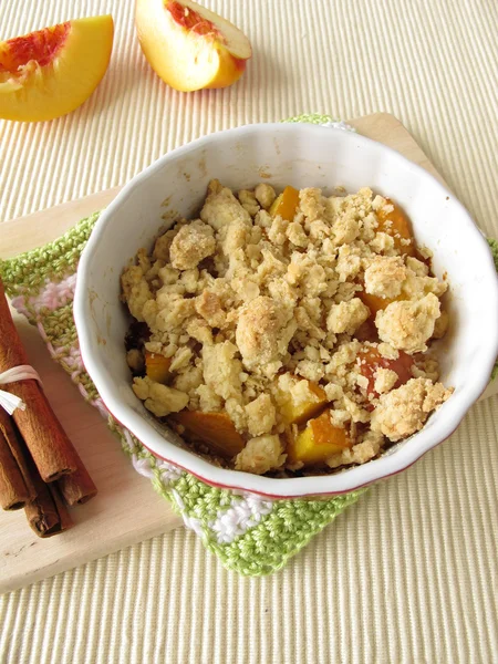 Nectarine crumble met kaneel — Stockfoto