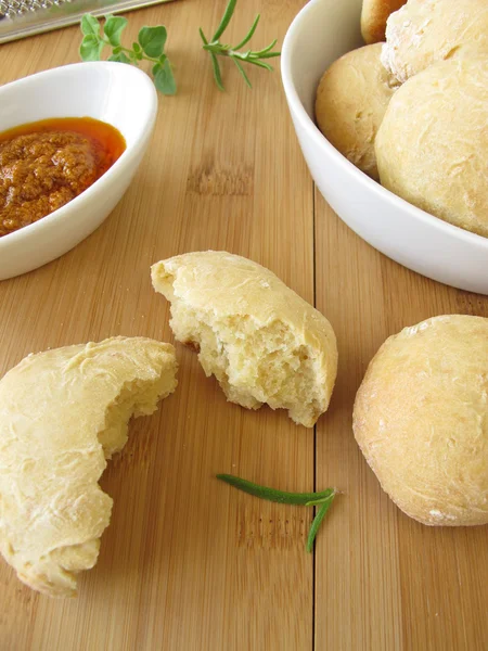 Cheese rolls with tomato pesto — Stock Photo, Image