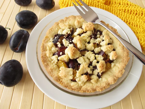 Cake with plums and crumbs — Stock Photo, Image