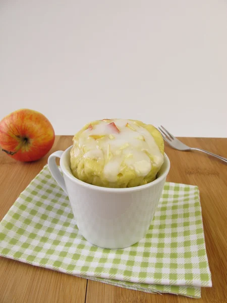 Jablečný dort hrnek z mikrovlnné trouby — Stock fotografie