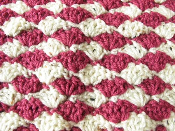Background of two-toned crocheted shells in berry colors — Stock Photo, Image