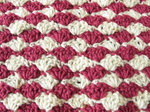 Background of two-toned crocheted shells in berry colors — Stock Photo, Image