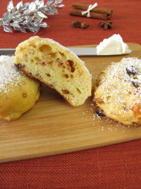 Stollen çörek kaymak ile