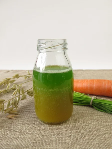 Green smoothie with oat grass and carrots — Stock Photo, Image