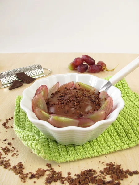 Milchschokoladenpudding mit roten Trauben — Stockfoto