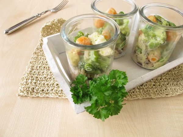 Pescado y verduras sobre arroz en vasos — Foto de Stock