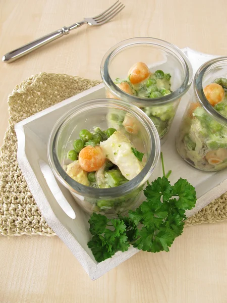 Pescado y verduras sobre arroz en vasos —  Fotos de Stock