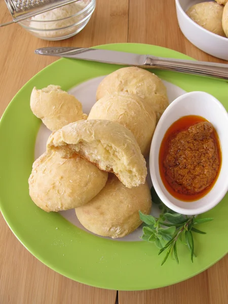 Kleine kaas rollen met tomaten pesto — Stockfoto