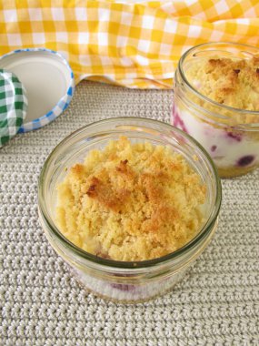 Kek kavanozuna çilek ve yoğurt ile