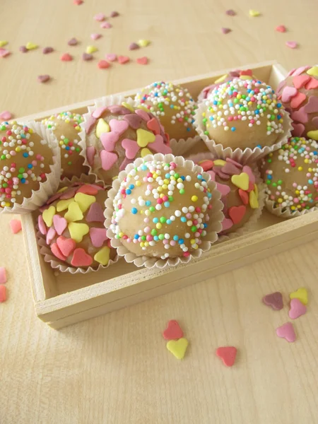Bonbons en massepain dans une boîte en bois — Photo