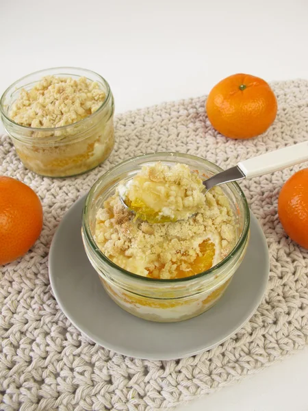 Mandarin crumb cake baked in a jar — Stock Photo, Image