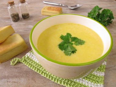 Mısır çorbası ve küçük Mısır ekmek