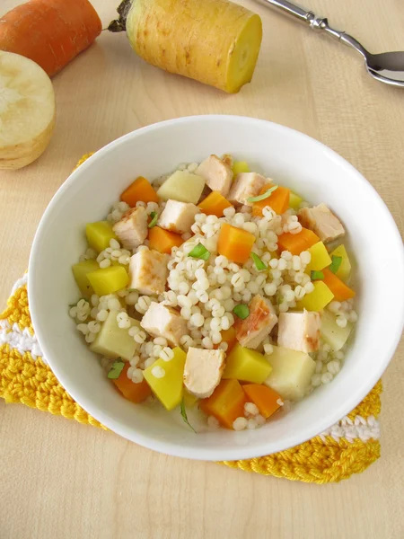 Verduras con cebada perlada y pollo — Foto de Stock