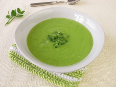 Bezelye çorbası chia filizi ile