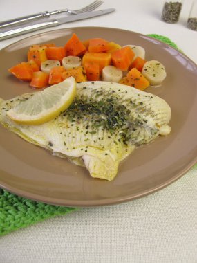 Üzerinde sebze buğulama yaldızlı pisibalığı