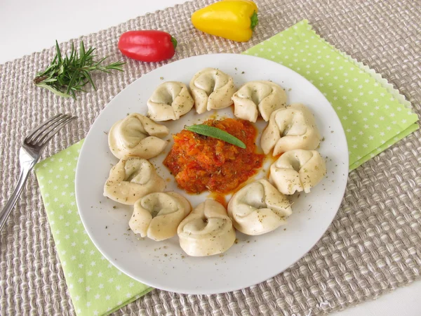 Tortelloni with sweet pepper sauce — Stock Photo, Image