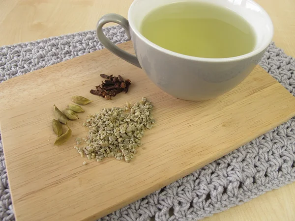 Caffè verde con cardamomo e chiodi di garofano — Foto Stock