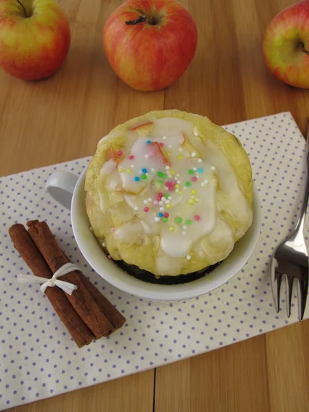 Apple mug cake with sugar icing from microwave — Stock Photo, Image