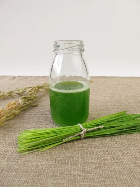 Frullato verde con erba di avena — Foto Stock