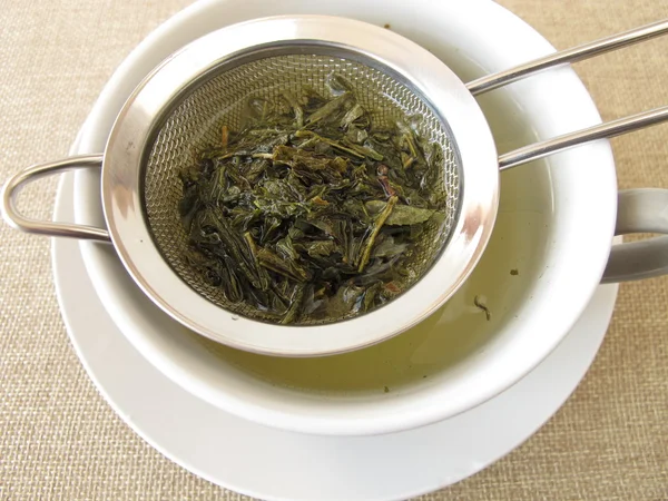 Tè verde nel colino da tè — Foto Stock