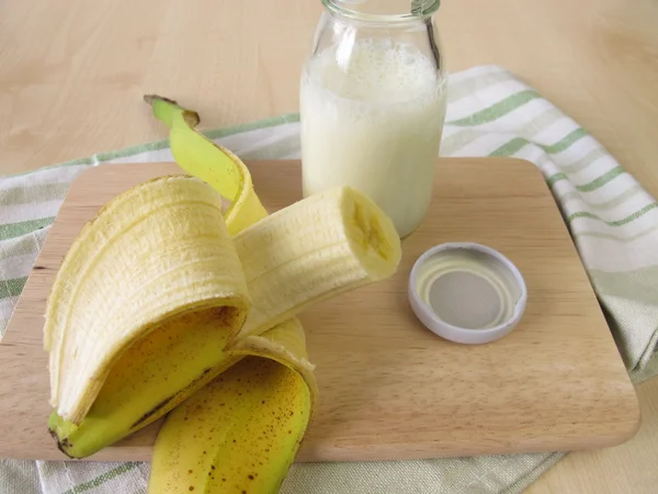 Flasche Kefir mit Banane — Stockfoto